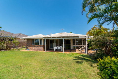 Lowset Home On The Canal - Dolphin Dr, Bongaree - New South Wales Tourism  3