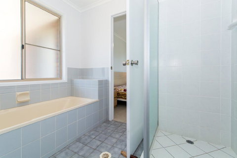 Lowset Home On The Canal - Dolphin Dr, Bongaree - New South Wales Tourism  11