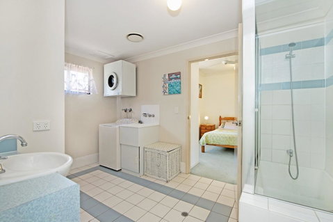 Quiet Location Across From Waterfront - South Esp, Bongaree - New South Wales Tourism  15