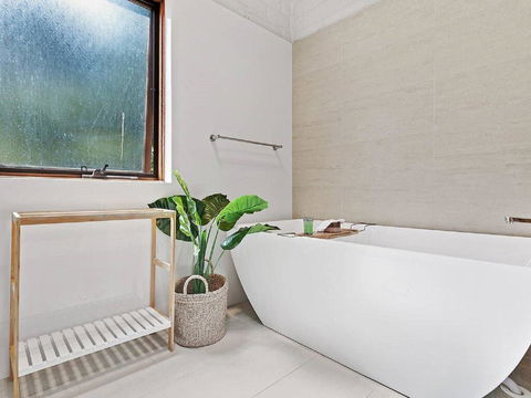'Nunkeri', 5 Kerrie Close - Stunning House With Fabulous Views, Linen, WIFI & Air Conditioning - New South Wales Tourism  2