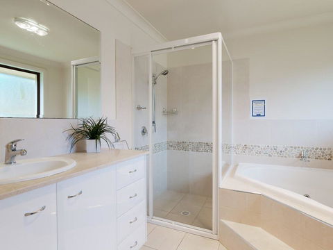 'Sandy Point Haven', 21a Sandy Point Rd - Stylish Haven With WIFI, Air Conditioning & Water Views - New South Wales Tourism  1