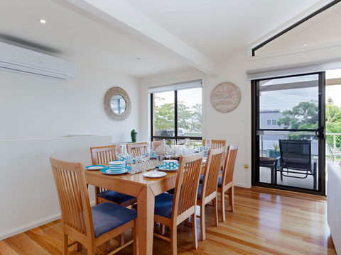 'Sandy Point Haven', 21a Sandy Point Rd - Stylish Haven With WIFI, Air Conditioning & Water Views - New South Wales Tourism  3