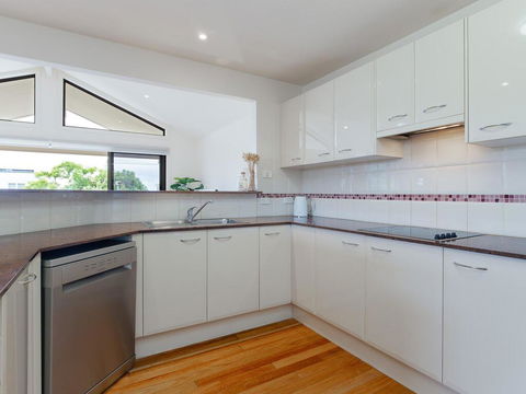 'Sandy Point Haven', 21a Sandy Point Rd - Stylish Haven With WIFI, Air Conditioning & Water Views - New South Wales Tourism  2