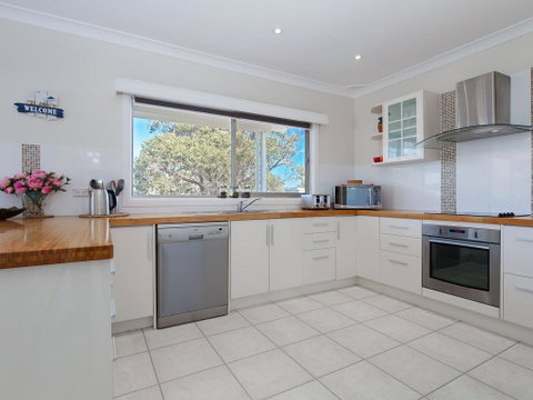 'SeaHaven', 2 Richardson Ave - Large Home With Aircon, Smart TV, WIFI, Netflix & Boat Parking - New South Wales Tourism  3