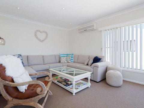 'SeaHaven', 2 Richardson Ave - Large Home With Aircon, Smart TV, WIFI, Netflix & Boat Parking - New South Wales Tourism  2