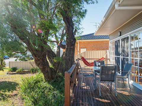 'The Croft' 11 Boulder Bay Rd - Cosy Beach House With Aircon & Only 270m To The Beach - New South Wales Tourism  1