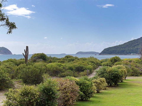 1 'Intrepid', 3 Intrepid Close - Amazing Views Of Shoal Bay, Only 100m From The Beach - New South Wales Tourism  2