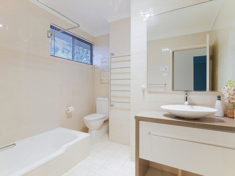 1 'Kooringal', 105 Soldiers Point Road - Waterfront Unit Wth Aircon - New South Wales Tourism  1