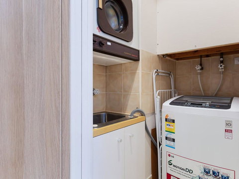 1 'Kooringal', 105 Soldiers Point Road - Waterfront Unit Wth Aircon - New South Wales Tourism  3