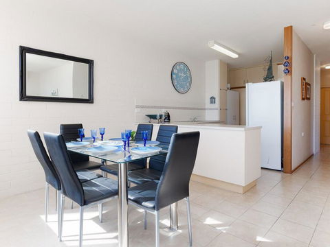 1 'Little Hut', 20 Kurrawa Close - Spectacular Water Views, NBN & Air Conditioned - New South Wales Tourism  3