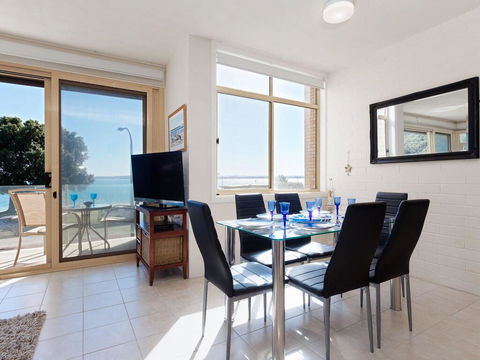 1 'Little Hut', 20 Kurrawa Close - Spectacular Water Views, NBN & Air Conditioned - New South Wales Tourism  1
