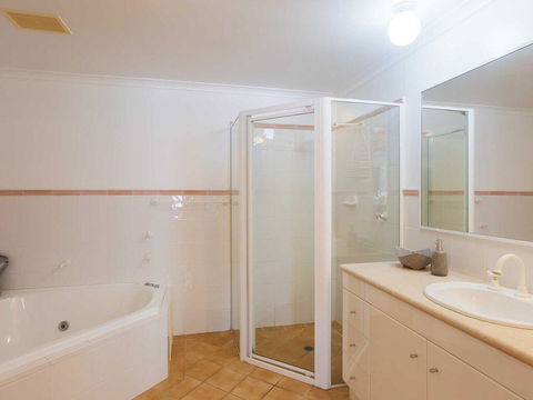 1 'Peninsula Waters', 2-4 Soldiers Point Road - Aircon, Pool & Massive Outdoor Area - New South Wales Tourism  2