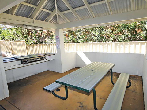 1 'SEASHELLS' 21-23 MAGNUS STREET - WIFI, POOL, LIFT & AIR CONDITIONING - New South Wales Tourism  2