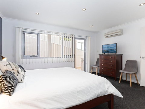 1 'Seaview', 9 Church Street - Huge Air Conditioned Unit With Lift & WIFI - New South Wales Tourism  1