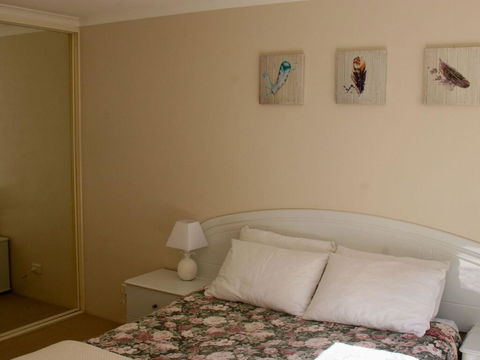 1 'The Clippers' 131 Soldiers Point Road - Fabulous Waterfront Unit - New South Wales Tourism  3