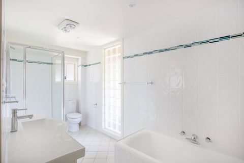 11 Riley St - Stylishly Modern - New South Wales Tourism  1