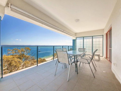 12 'Le Vogue', 16 Magnus St - Sensational Water Views, Lift, Pool & Tennis Court - New South Wales Tourism  0