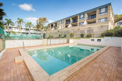 14 'THE DUNES', 38 MARINE DR - LARGE UNIT WITH POOL, TENNIS COURT AND DIRECTLY ACROSS FROM FINGAL - New South Wales Tourism  3