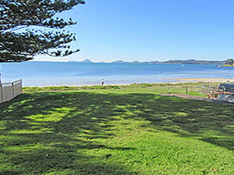 15 'Kanangra', 39 Soldiers Point Road - Fantastic Unit Right On The Water - New South Wales Tourism  0