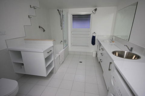15 Belle Court - Modern, Architect Designed, Open Plan Holiday Home With Outdoor Shower - New South Wales Tourism  2