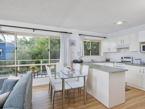 2 'Shoal Court', 7 Lillian Street - Fabulous Location With Water Views - New South Wales Tourism  3