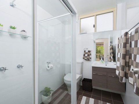 2 'Shoal Court', 7 Lillian Street - Fabulous Location With Water Views - New South Wales Tourism  1