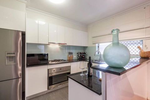 2 Bedroom With Parking & AC Close To Beach & City - New South Wales Tourism  3