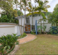 2 Satinwood Drive - Rainbow Shores Executive Level Beach House Pool Walk to Beach - New South Wales Tourism 