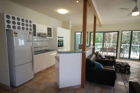 20 Orania Court - Two Storey Family Home With Swimming Pool, Patio & Large Deck. Pet Friendly - New South Wales Tourism  3