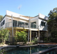 20 Orania Court - Two storey family home with swimming pool patio  large deck. Pet friendly - New South Wales Tourism 