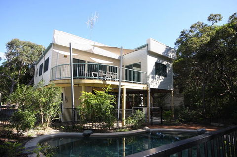 20 Orania Court - Two Storey Family Home With Swimming Pool, Patio & Large Deck. Pet Friendly - New South Wales Tourism  0