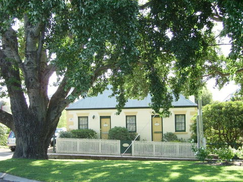 BRIDGE COTTAGES Sargeants & Armoury Cottages 1823 - HISTORY & CHARM - New South Wales Tourism  0