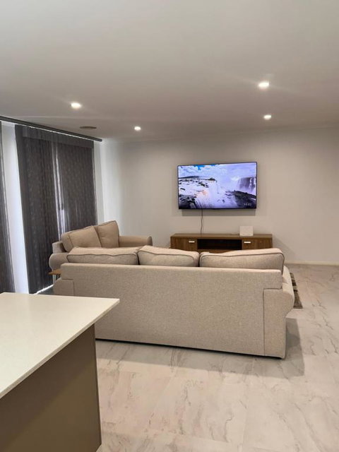 Canberra 3 Bedroom Home To Remember - New South Wales Tourism  0