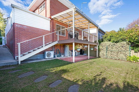 Cityscape Charm - 2BR Home In Wattle Park - New South Wales Tourism  2