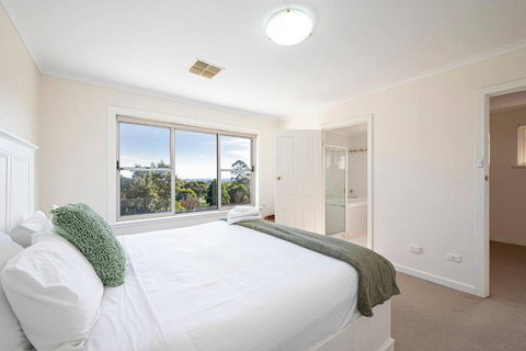 Cityscape Charm - 2BR Home In Wattle Park - New South Wales Tourism  3