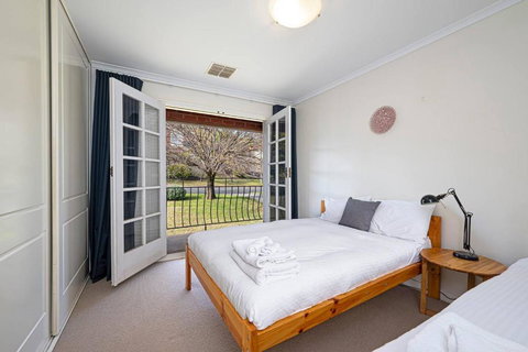 Cityscape Charm - 2BR Home In Wattle Park - New South Wales Tourism  4