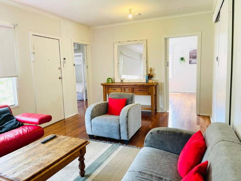D122 Lovely London Home - New South Wales Tourism  0