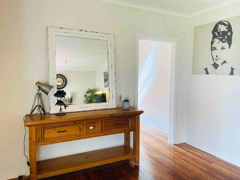 D122 Lovely London Home - New South Wales Tourism  1
