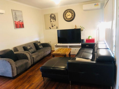 D122 Lovely London Home - New South Wales Tourism  2