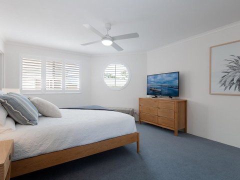 3 'Pelican Sands', 83 Soldiers Point Rd - Stunning Waterfront Unit With Magical Water Views & Air Conditioning - New South Wales Tourism  1