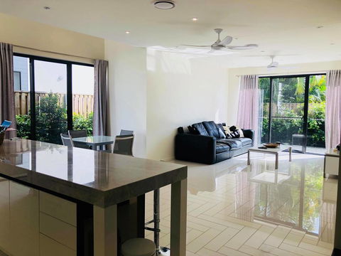 3 Bedroom Executive Luxury Beachside Townhouse - New South Wales Tourism  0