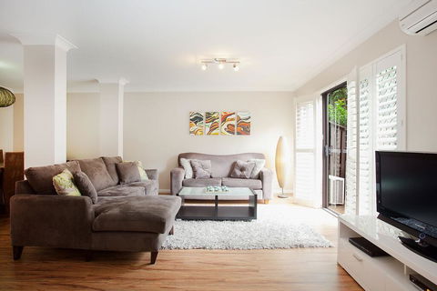 3-Bed Home With BBQ Patio Near Parks And Playgrounds - New South Wales Tourism  0