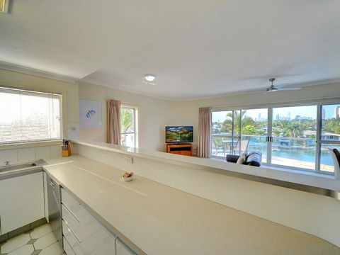 3br Broadbeach Lakefront Apartment - New South Wales Tourism  2
