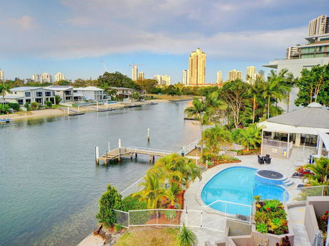 3br Broadbeach Lakefront Apartment - New South Wales Tourism  1