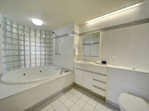 3br Broadbeach Lakefront Apartment - New South Wales Tourism  3