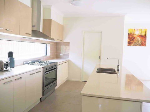 4 Bed 2 And A Half Bath Luxury Villa In Point Cook - New South Wales Tourism  2