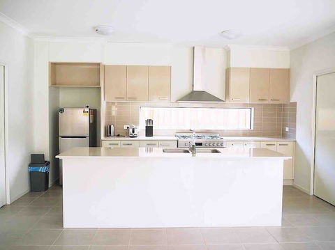 4 Bed 2 And A Half Bath Luxury Villa In Point Cook - New South Wales Tourism  1