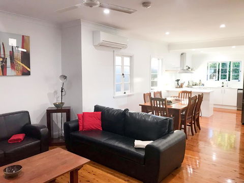 4 Bedroom House - Walk To Southbank - New South Wales Tourism  3