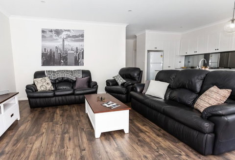 4 Bedroom Inner City Townhouse - SLEEPS 9 !! - New South Wales Tourism  0