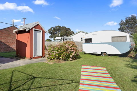 4 MONTROSE AVE - Retro Home In The Heart Of Town - New South Wales Tourism  3